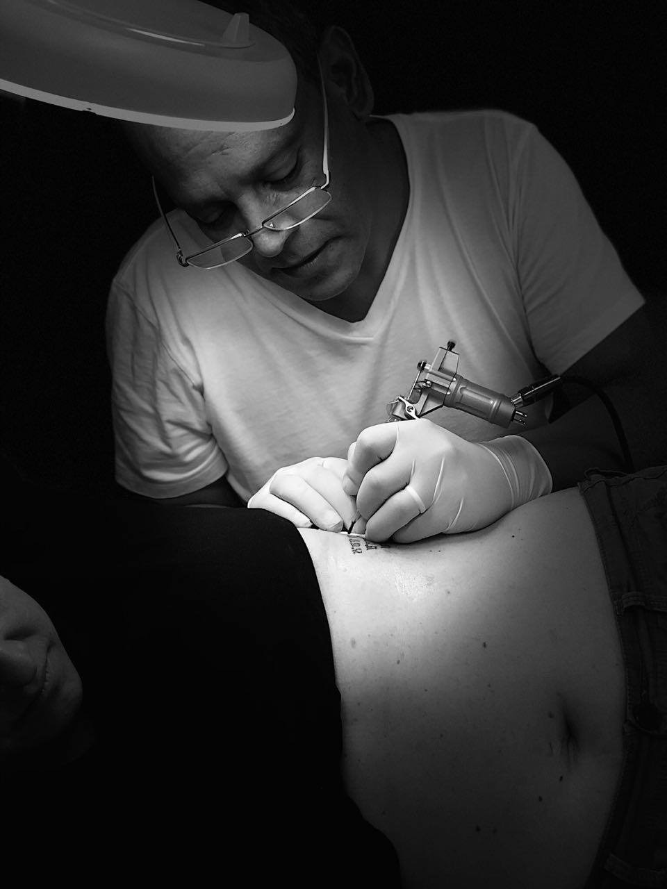 Hermes Barreto tatuando en Skin Art, San José del Cabo