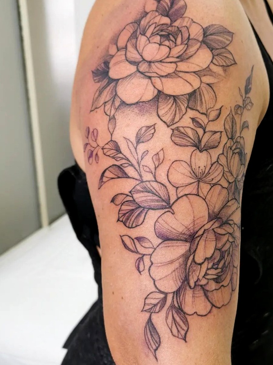 Tatuaje floral fine line en brazo