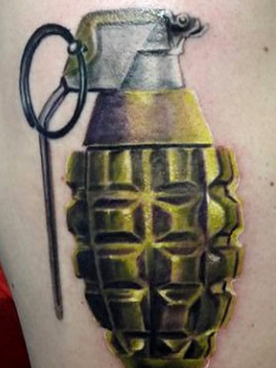 Tatuaje granada realismo color
